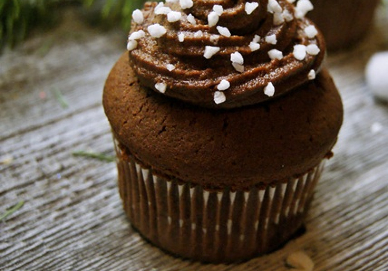 Kakaowe muffiny z czekoladowym kremem i wiśniami foto