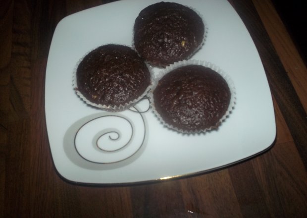 Fotografia przedstawiająca Kakaowe muffiny z kawałkami czekolady