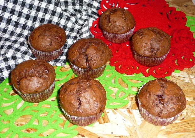 Fotografia przedstawiająca Kakaowe muffiny z marchewką i czekoladą
