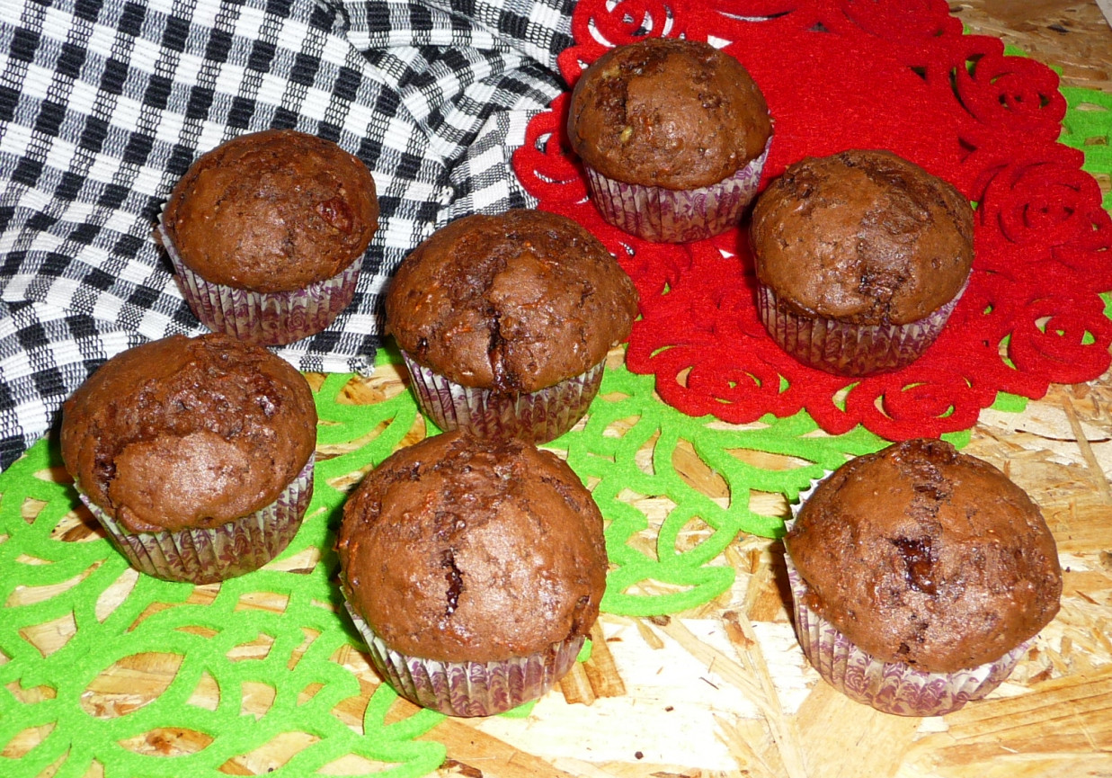Kakaowe muffiny z marchewką i czekoladą foto
