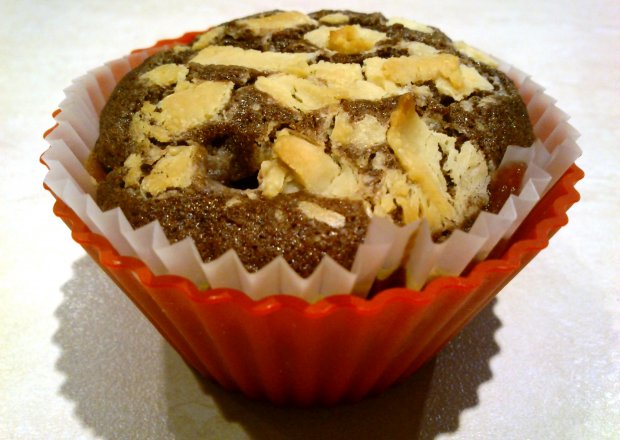 Fotografia przedstawiająca Kakaowe muffiny z żurawiną i białą czekoladą