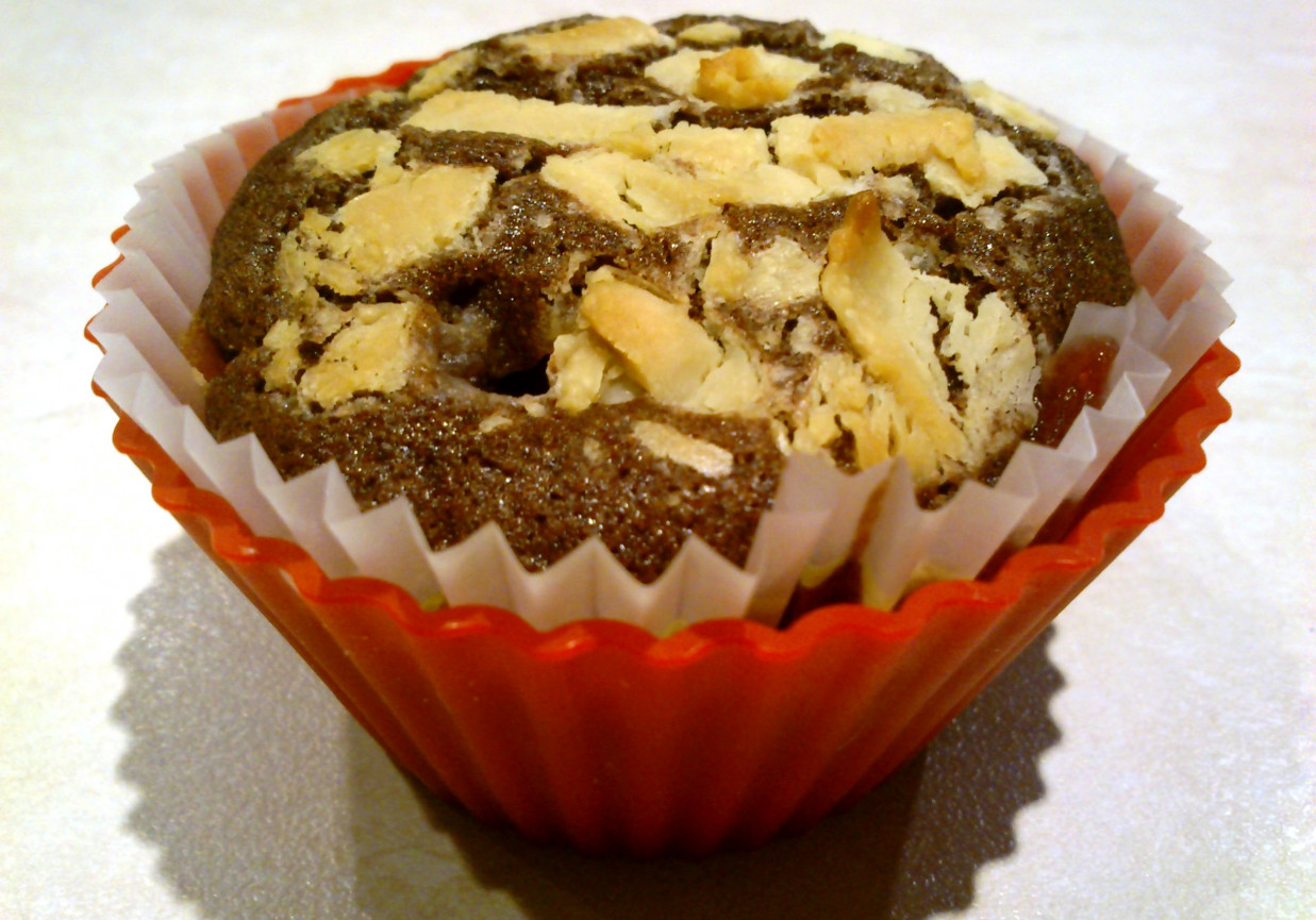Kakaowe muffiny z żurawiną i białą czekoladą foto