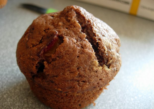 Fotografia przedstawiająca Kakaowe muffiny ze śliwkami