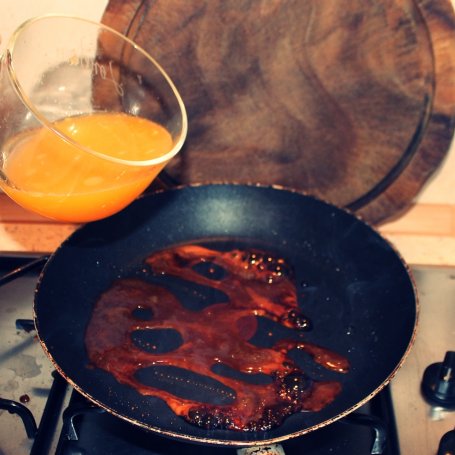 Krok 9 - kakaowe naleśniki w pomarańczowo karmelowym sosie! foto
