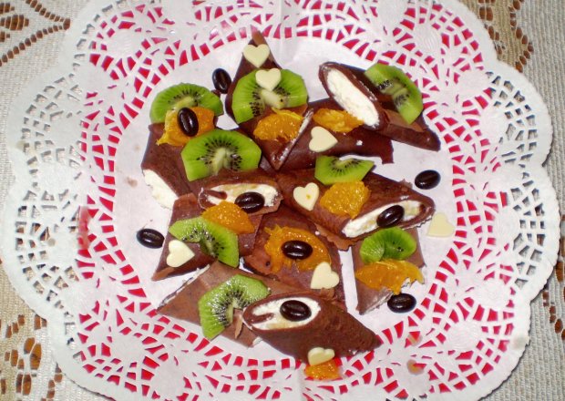 Fotografia przedstawiająca Kakaowe naleśniki z serem i owocami :