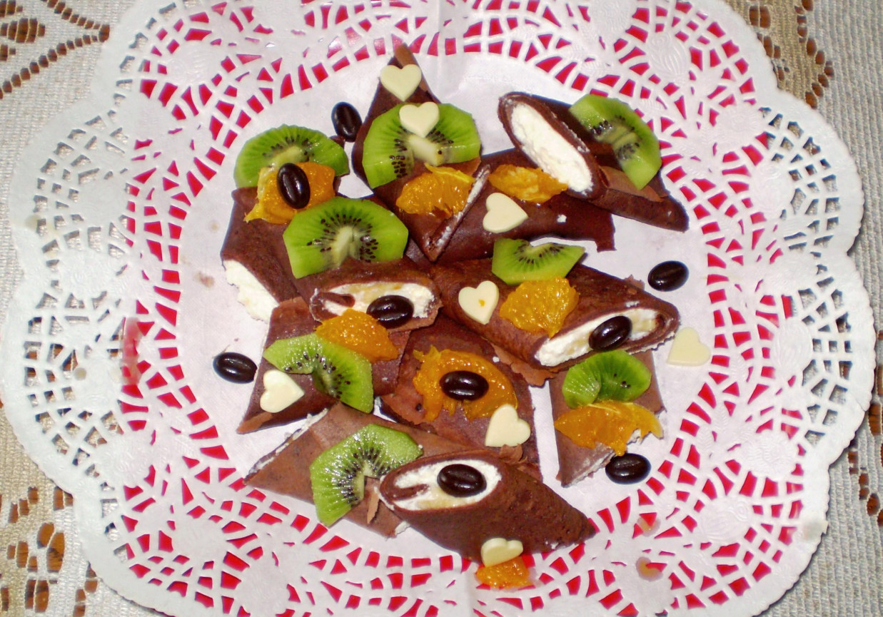 Kakaowe naleśniki z serem i owocami : foto