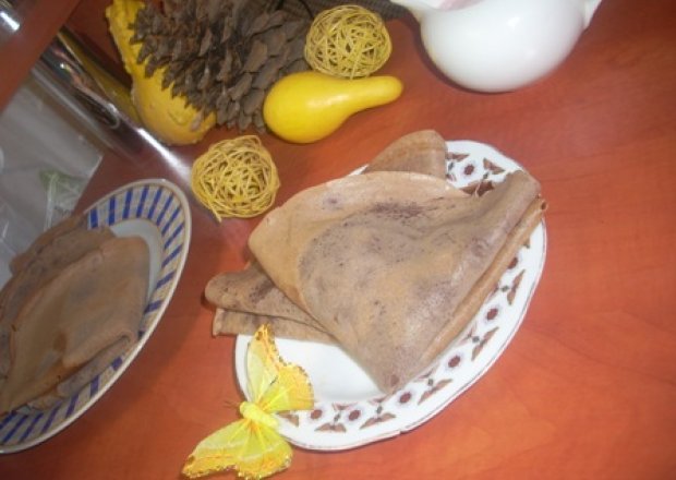Fotografia przedstawiająca kakaowe naleśniki z serem