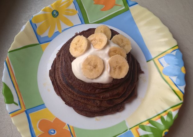 Fotografia przedstawiająca Kakaowe pancakes z bananami