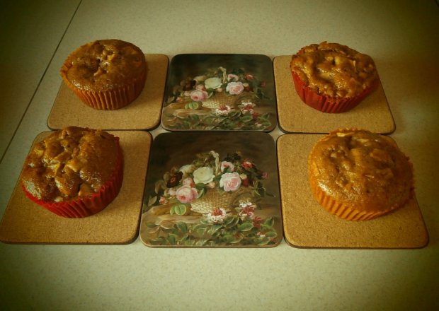 Fotografia przedstawiająca Kakaowo-jabłkowe muffiny z cynamonem.