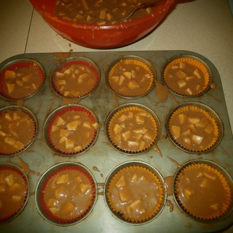 Krok 3 - Kakaowo-jabłkowe muffiny z cynamonem. foto