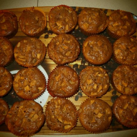 Krok 4 - Kakaowo-jabłkowe muffiny z cynamonem. foto