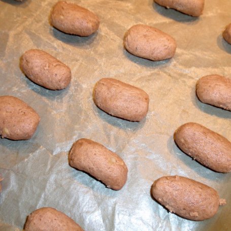 Krok 3 - Kakaowo  orzechowe  ciasteczka  o kształcie ziarenka kawy foto