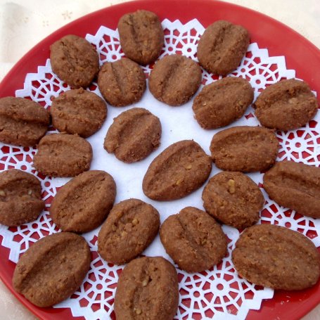 Krok 6 - Kakaowo  orzechowe  ciasteczka  o kształcie ziarenka kawy foto