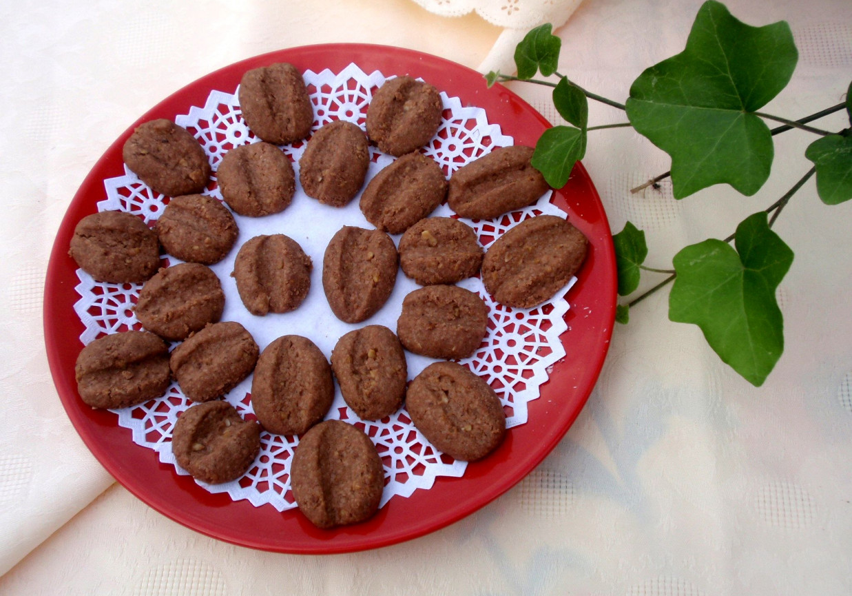 Kakaowo  orzechowe  ciasteczka  o kształcie ziarenka kawy foto