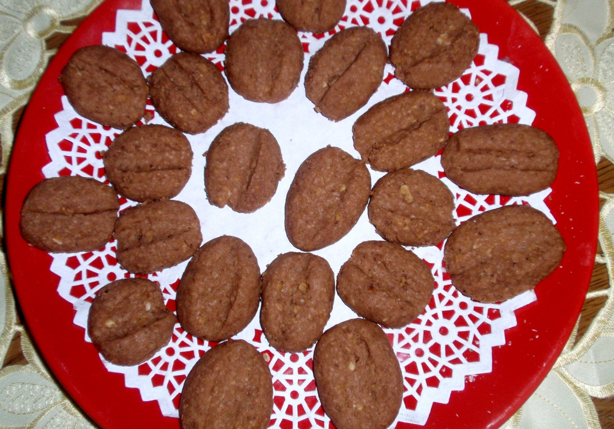Kakaowo  orzechowe  ciasteczka  o kształcie ziarenka kawy foto