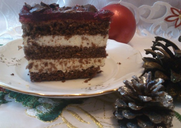 Fotografia przedstawiająca Kakaowo - wiśniowy tort z kremem i galaretką