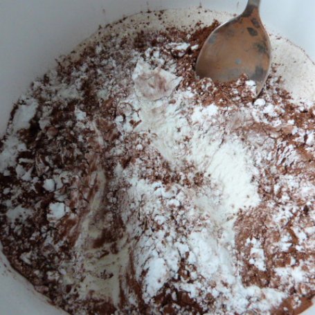 Krok 1 - Kakaowo-cynamonowe ciasteczka z migdałowym lukrem foto