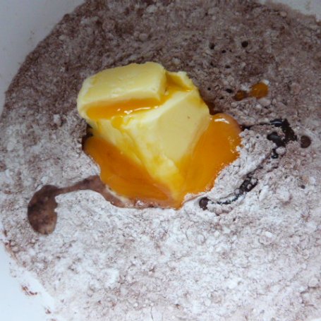 Krok 2 - Kakaowo-cynamonowe ciasteczka z migdałowym lukrem foto