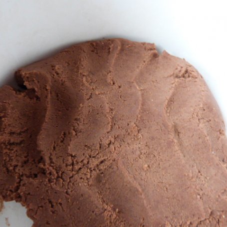 Krok 3 - Kakaowo-cynamonowe ciasteczka z migdałowym lukrem foto