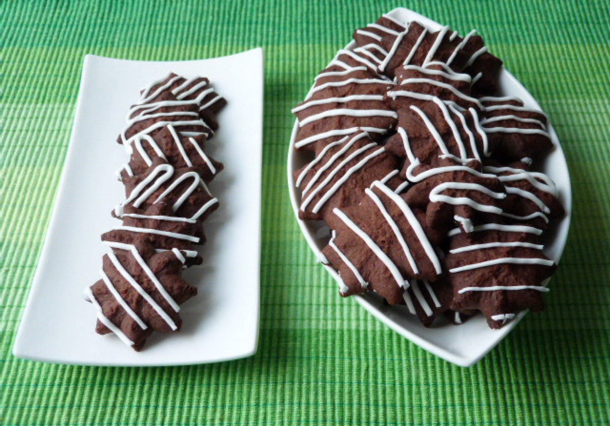 Kakaowo-cynamonowe ciasteczka z migdałowym lukrem foto