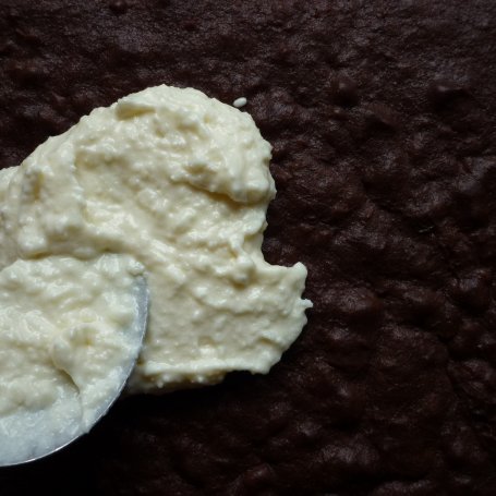 Krok 5 - Kakaowy biszkopt z masą kokosową foto