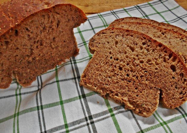 Fotografia przedstawiająca Kakaowy chleb z cukinią i siemieniem lnianym