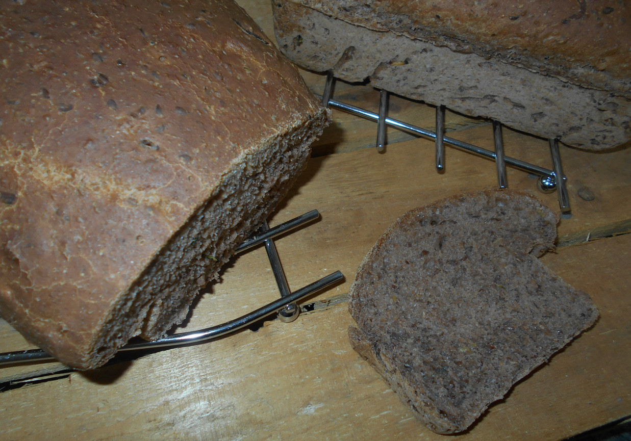 Kakaowy chleb z cukinią i siemieniem lnianym foto