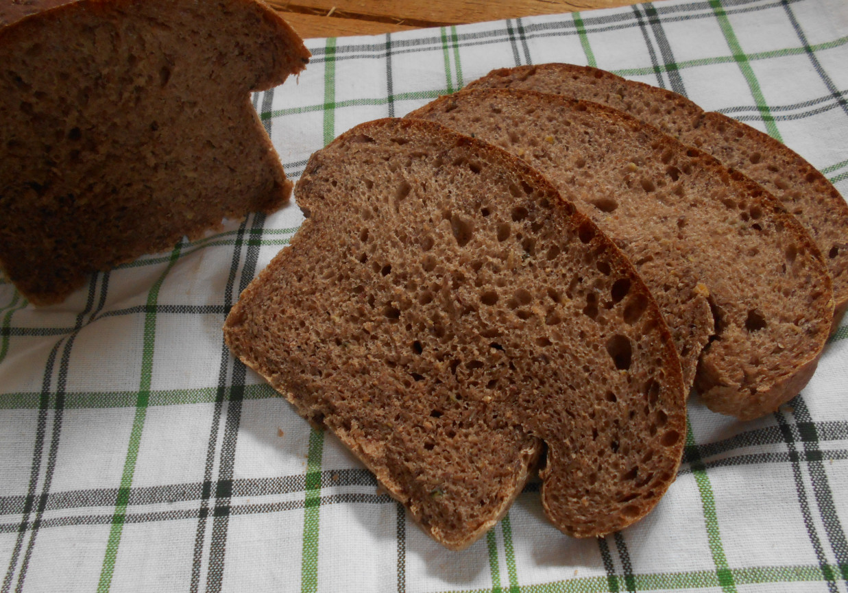 Kakaowy chleb z cukinią i siemieniem lnianym foto