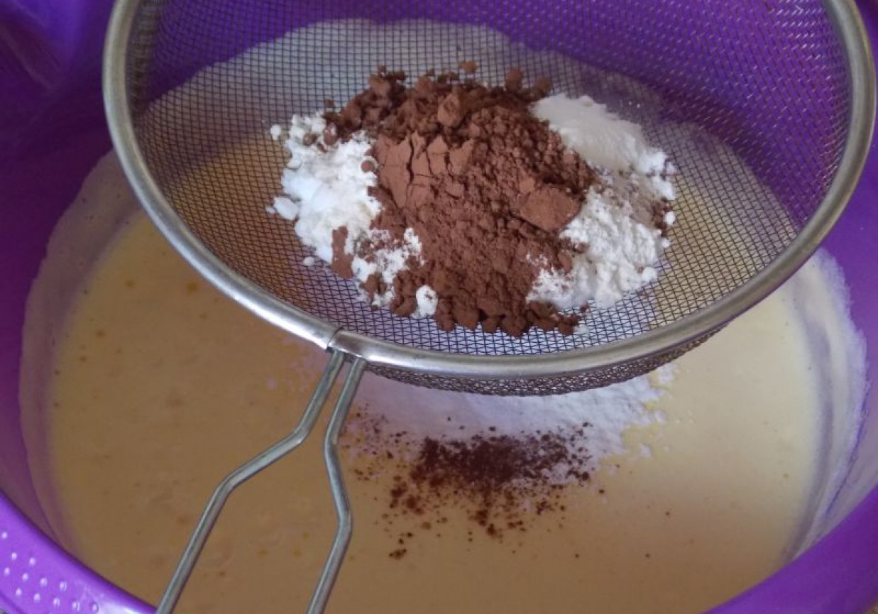 Kakaowy śmietanowiec z galaretką foto
