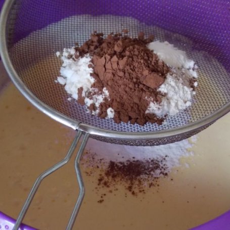 Krok 2 - Kakaowy śmietanowiec z galaretką foto