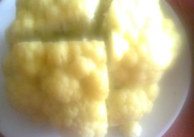 Fotografia przedstawiająca kalafior dietetyczny gotowany w bulionie warzywnym z liściem laurowym