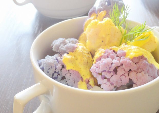 Fotografia przedstawiająca Kalafior fioletowy i biały w sosie serowym