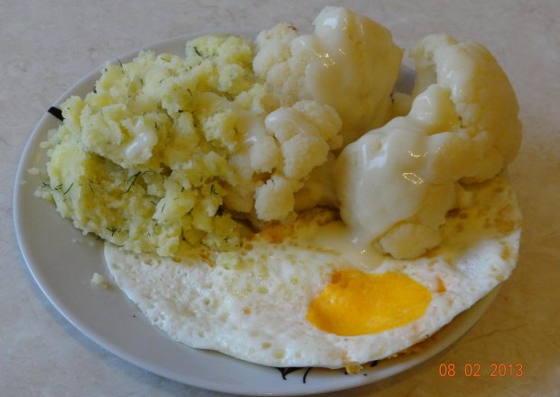 Fotografia przedstawiająca Kalafior gotowany na parze z jajkiem sadzonym
