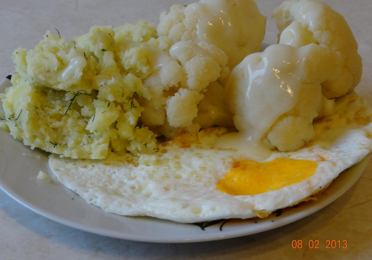 Kalafior gotowany na parze z jajkiem sadzonym foto