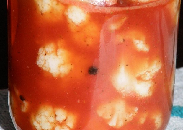 Fotografia przedstawiająca Kalafior marynowany w zalewie pomidorowej