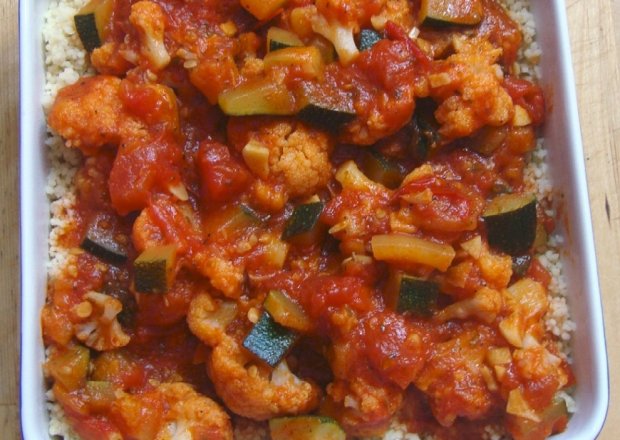 Fotografia przedstawiająca Kalafior z cukinią w pomidorach z oregano i chilli z cayenne na kuskusie