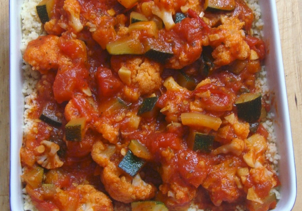 Kalafior z cukinią w pomidorach z oregano i chilli z cayenne na kuskusie foto