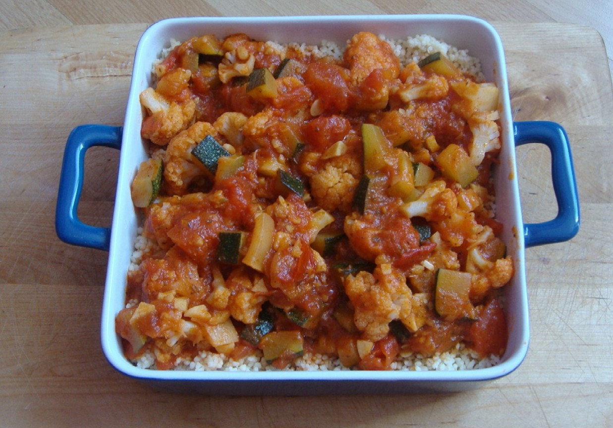 Kalafior z cukinią w pomidorach z oregano i chilli z cayenne na kuskusie foto