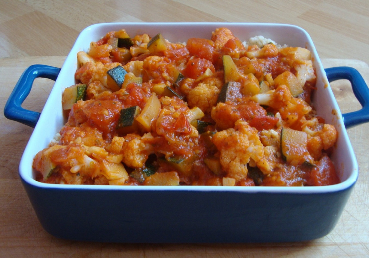 Kalafior z cukinią w pomidorach z oregano i chilli z cayenne na kuskusie foto