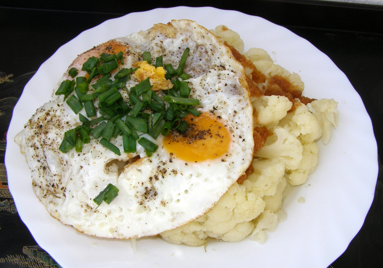 kalafior z jajkiem sadzonym na lekki letni obiad... foto