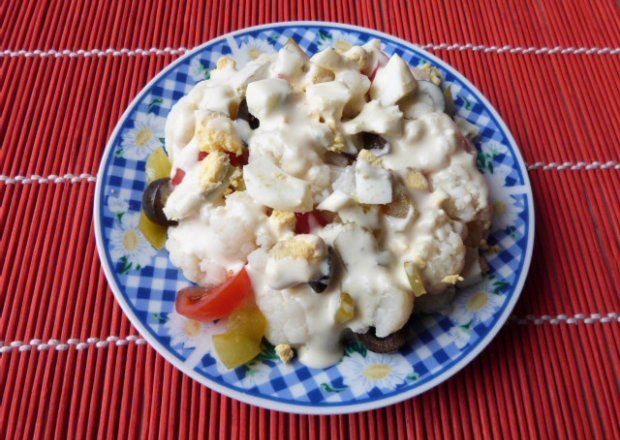 Fotografia przedstawiająca Kalafior z oliwkami w sosie majonezowym