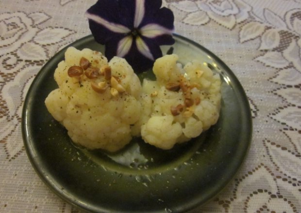 Fotografia przedstawiająca Kalafior z orzeszkami wasabi
