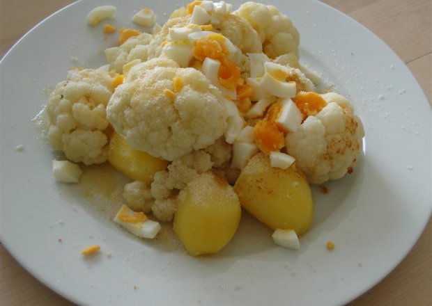Fotografia przedstawiająca Kalafior z ziemniakami i jajkiem