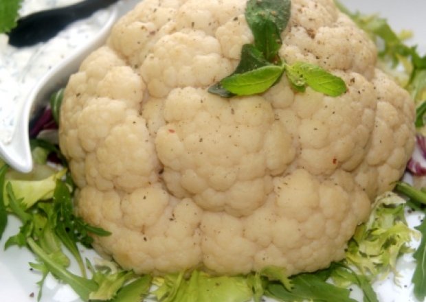 Fotografia przedstawiająca Kalafior  z zimnym sosem serowym