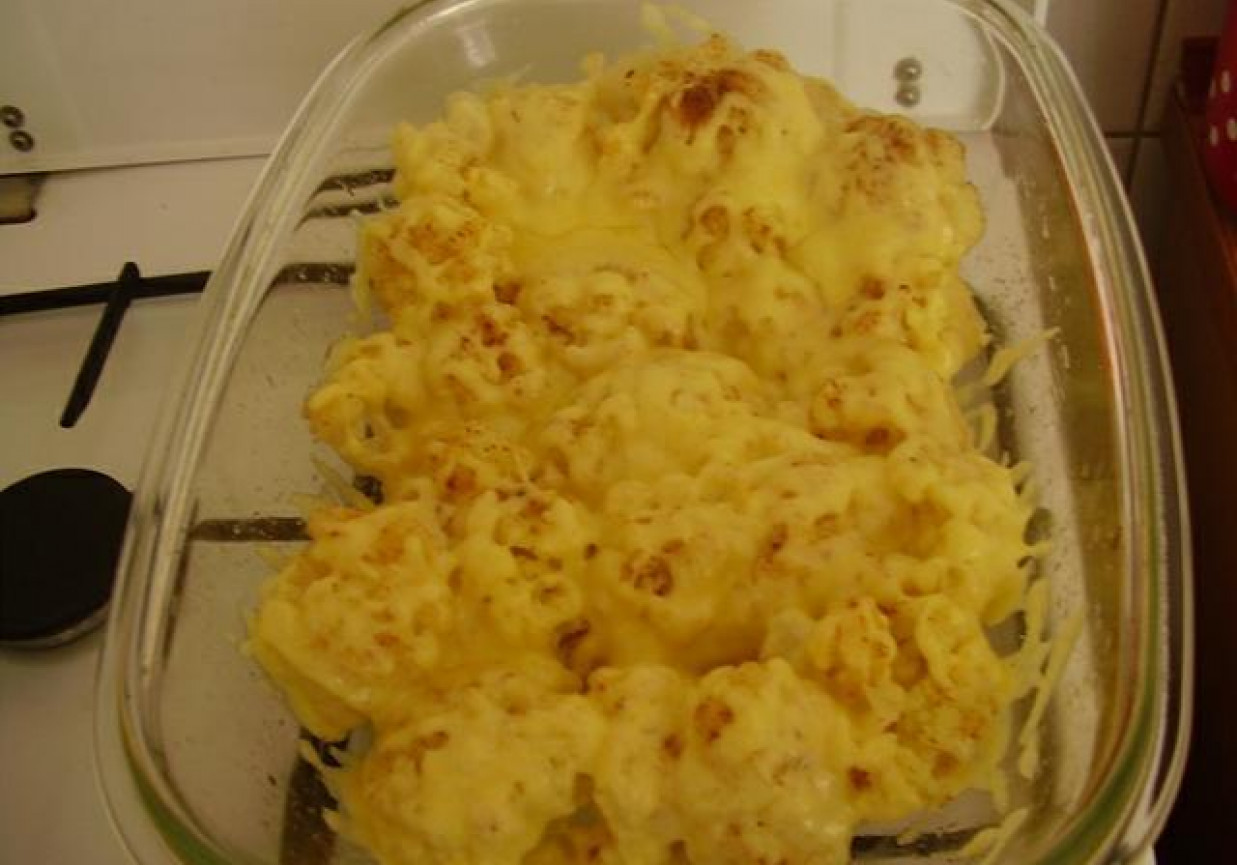 Kalafior  zapiekany z żółtym serem. foto