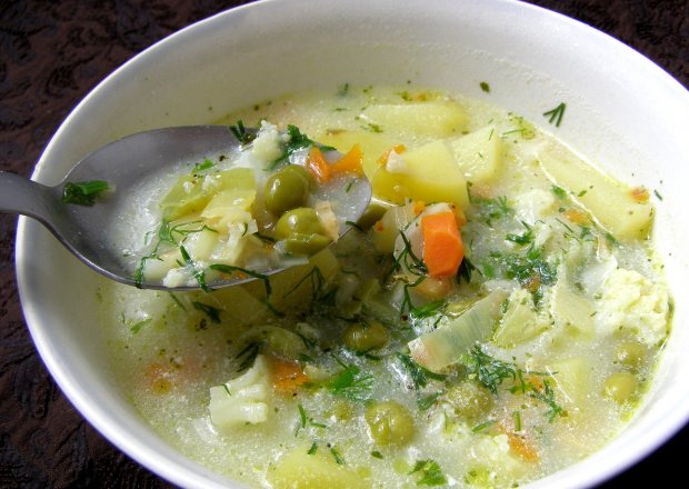 Fotografia przedstawiająca kalafiorowa-groszkowa zupa na maśle...