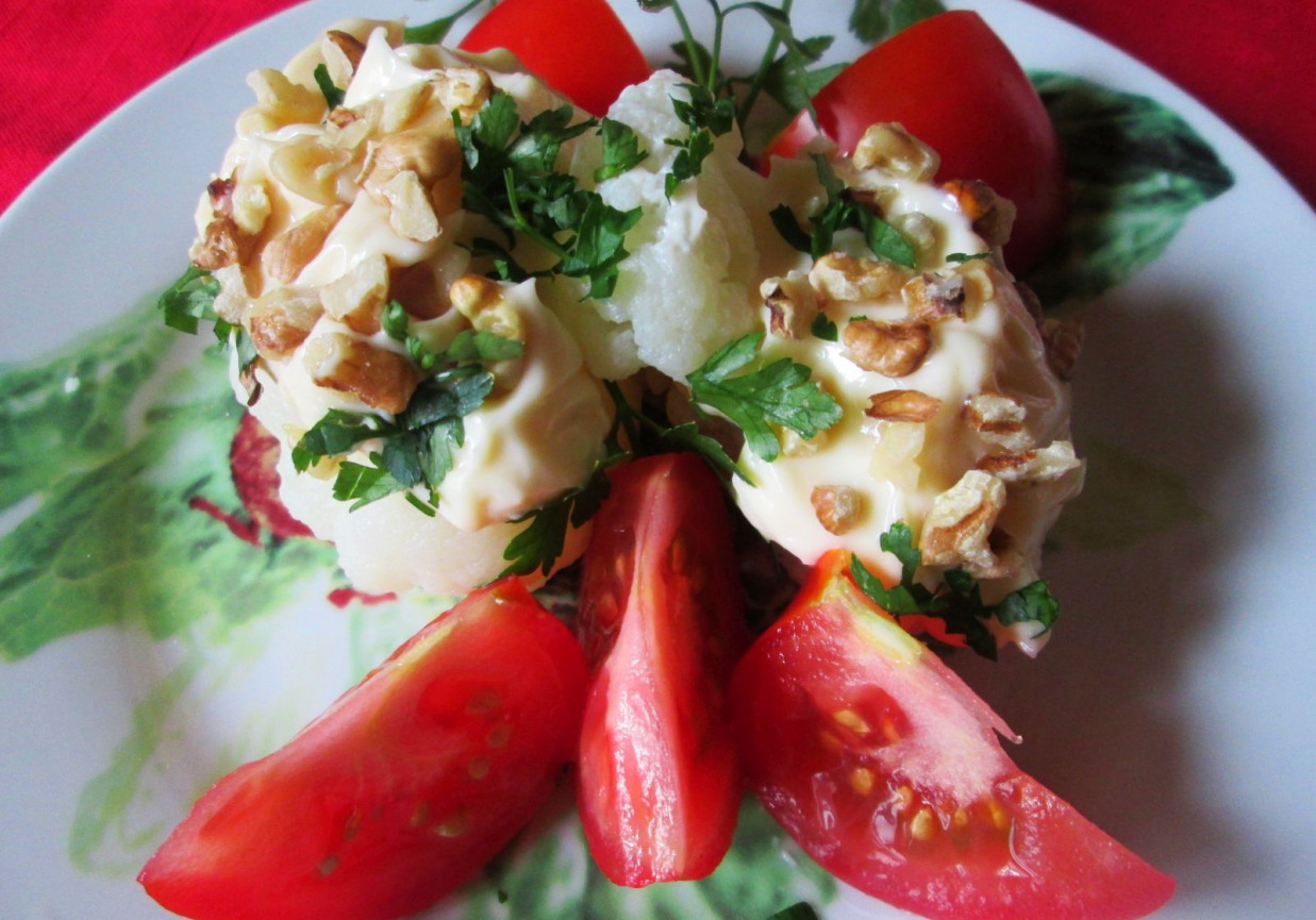 Kalafiorowa surówka z majonezem i orzechami foto