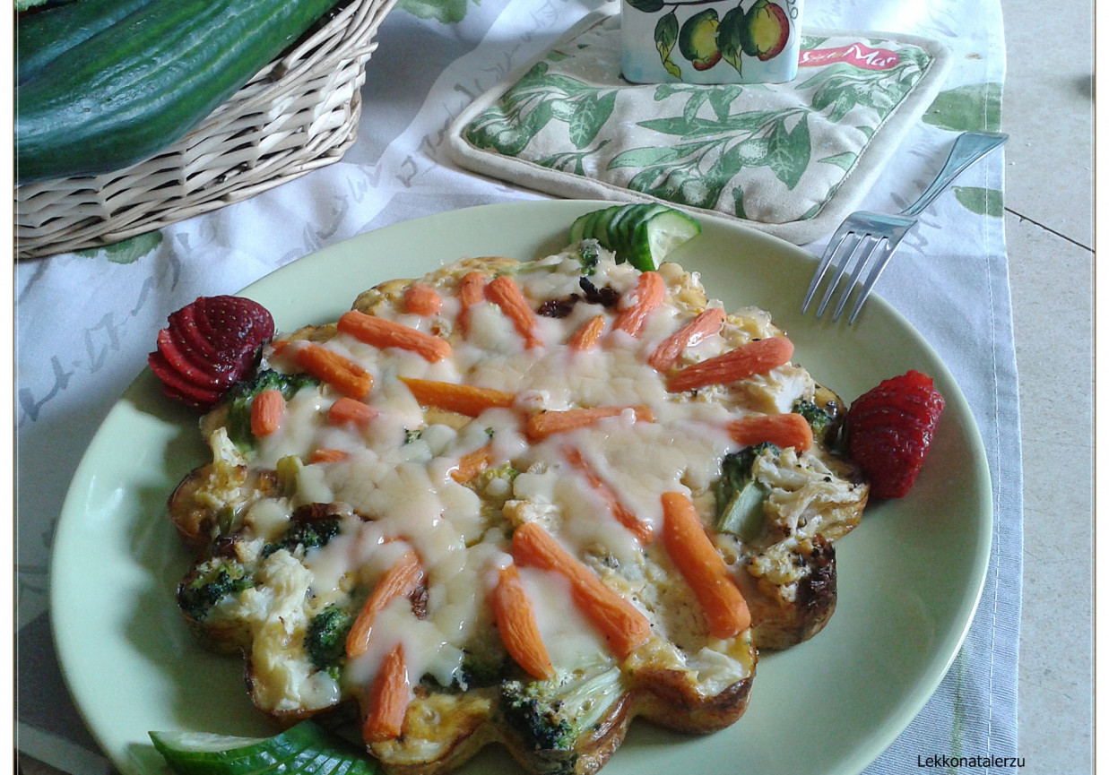Kalafiorowa tarta z brokułami i mini marchewką foto