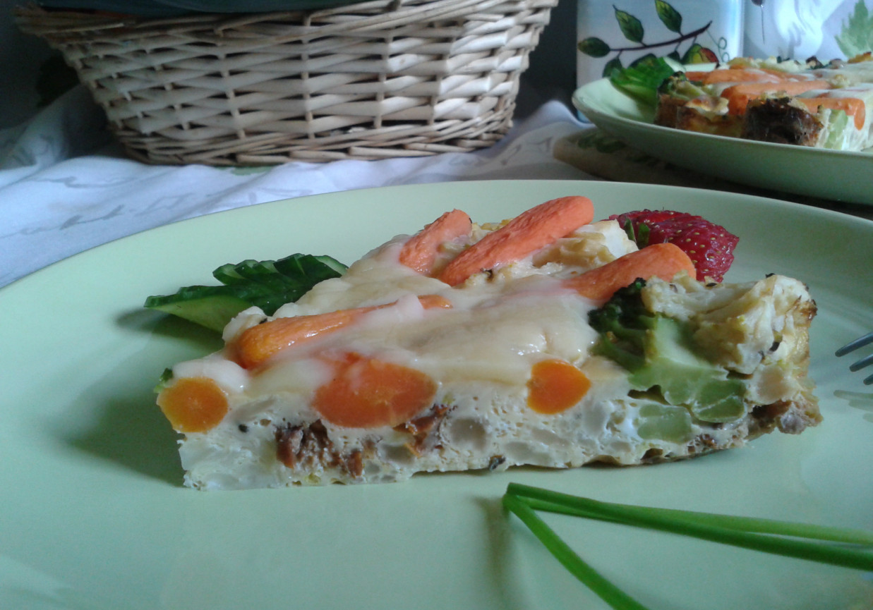 Kalafiorowa tarta z brokułami i mini marchewką foto