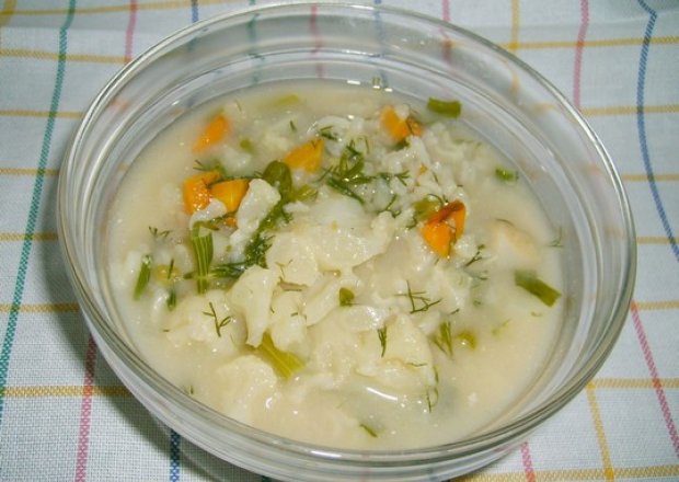 Fotografia przedstawiająca kalafiorowa z ryżem zupa